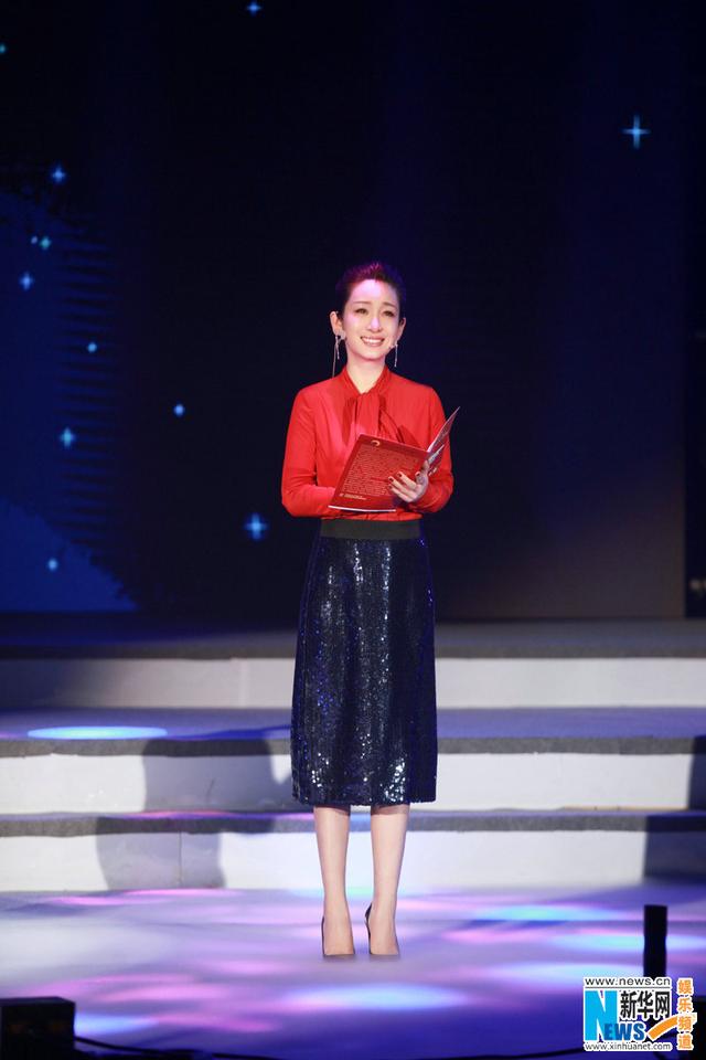 秦海璐红衣优雅亮相 笑容甜美尽显知性