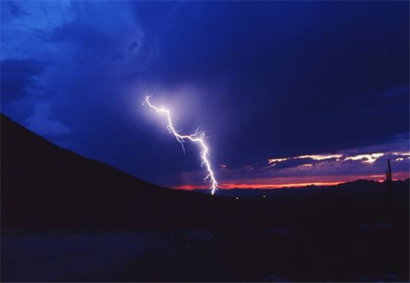 細說致命的雷電風箏實驗,風雨中那個放風箏的男子,是真的嗎?