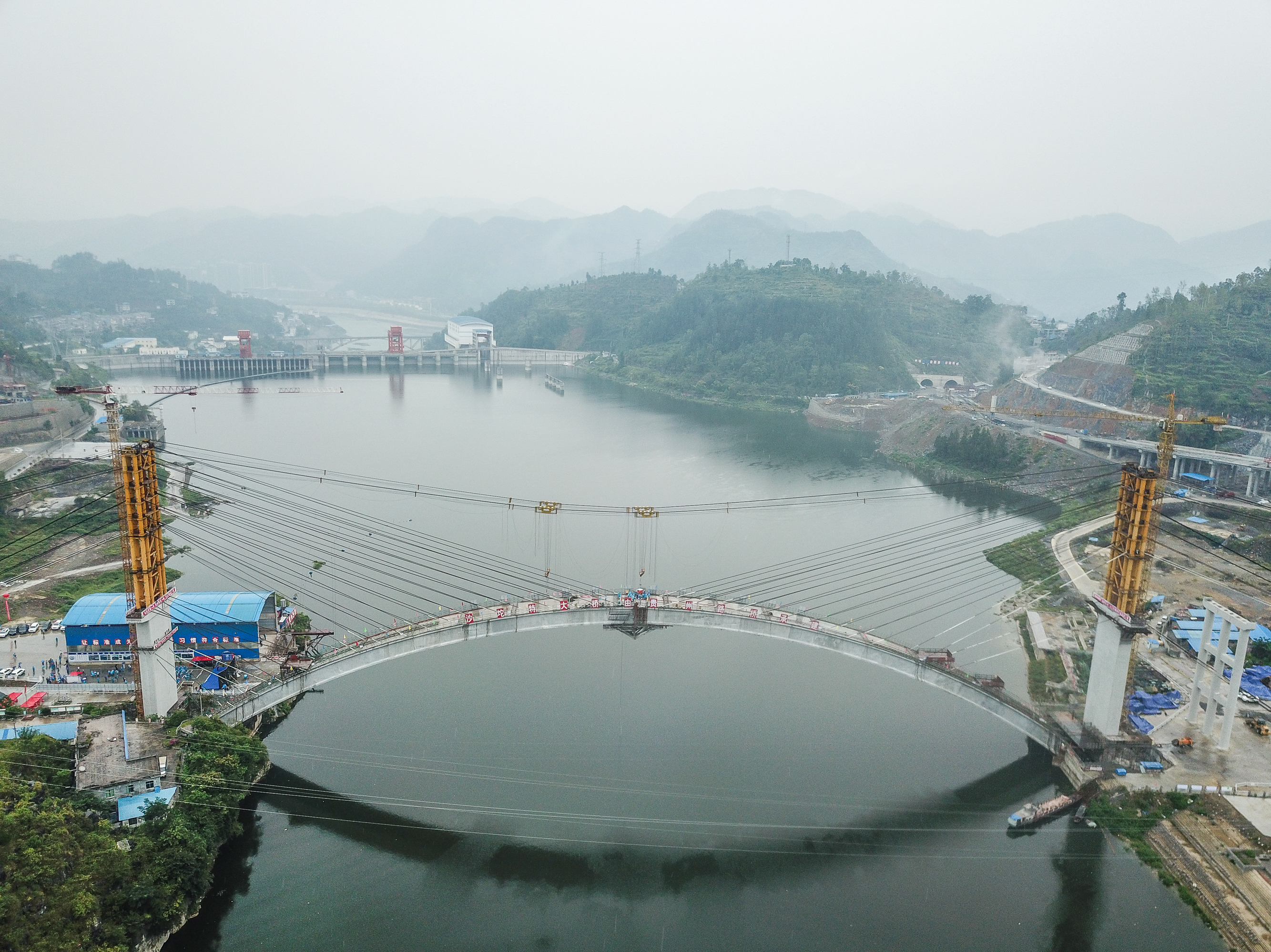 贵州沿河沙坨特大桥顺利合龙