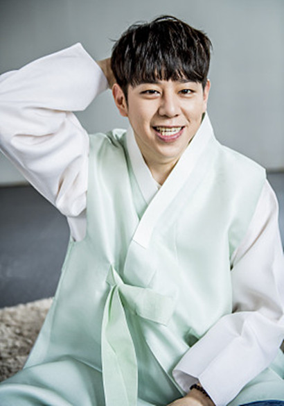 萌爆!禹泰云韩服写真曝光,摸脑袋比v动作可爱呆萌