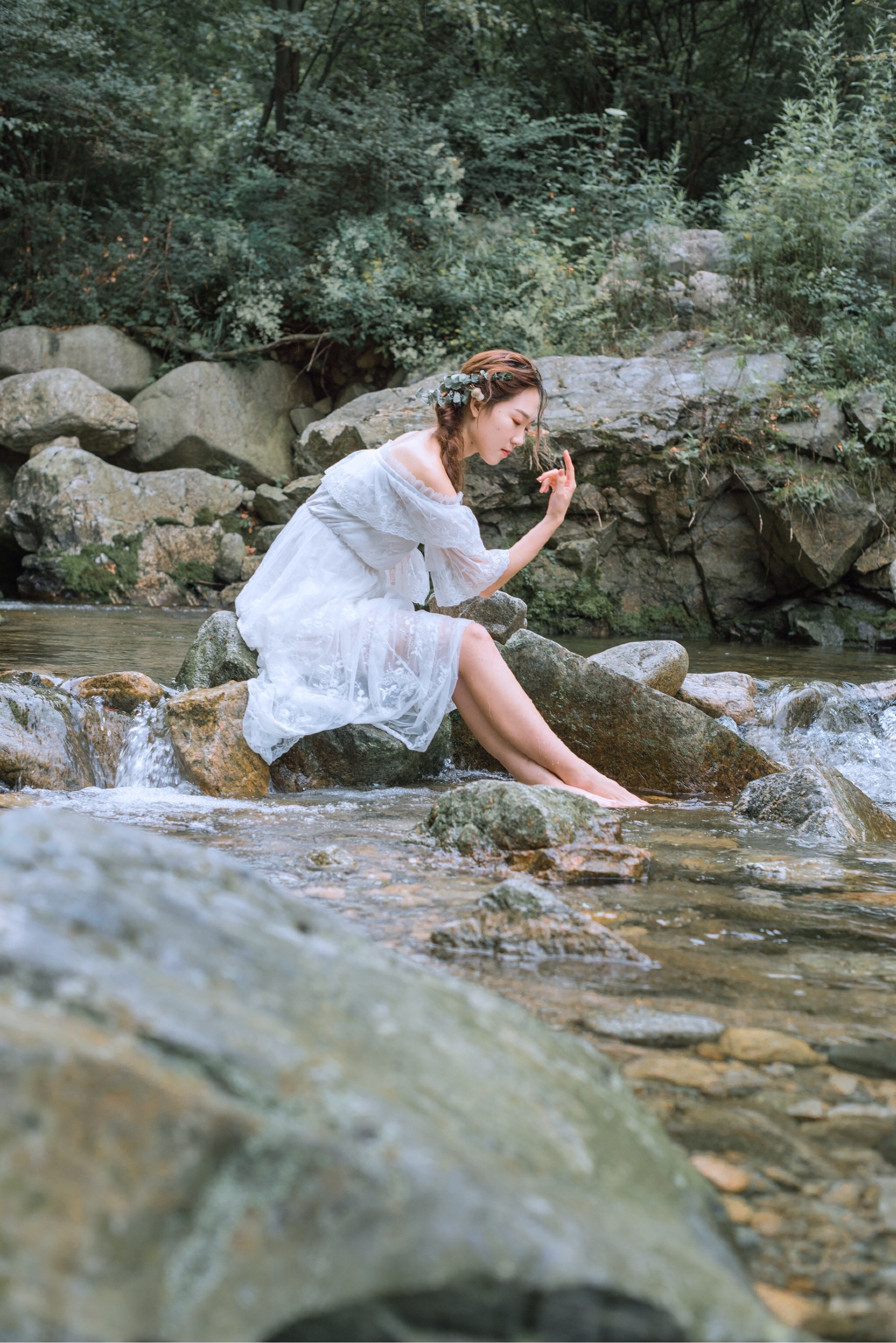人像摄影 小溪边的长裙美腿 转载自百家号作者:小哈的旅行