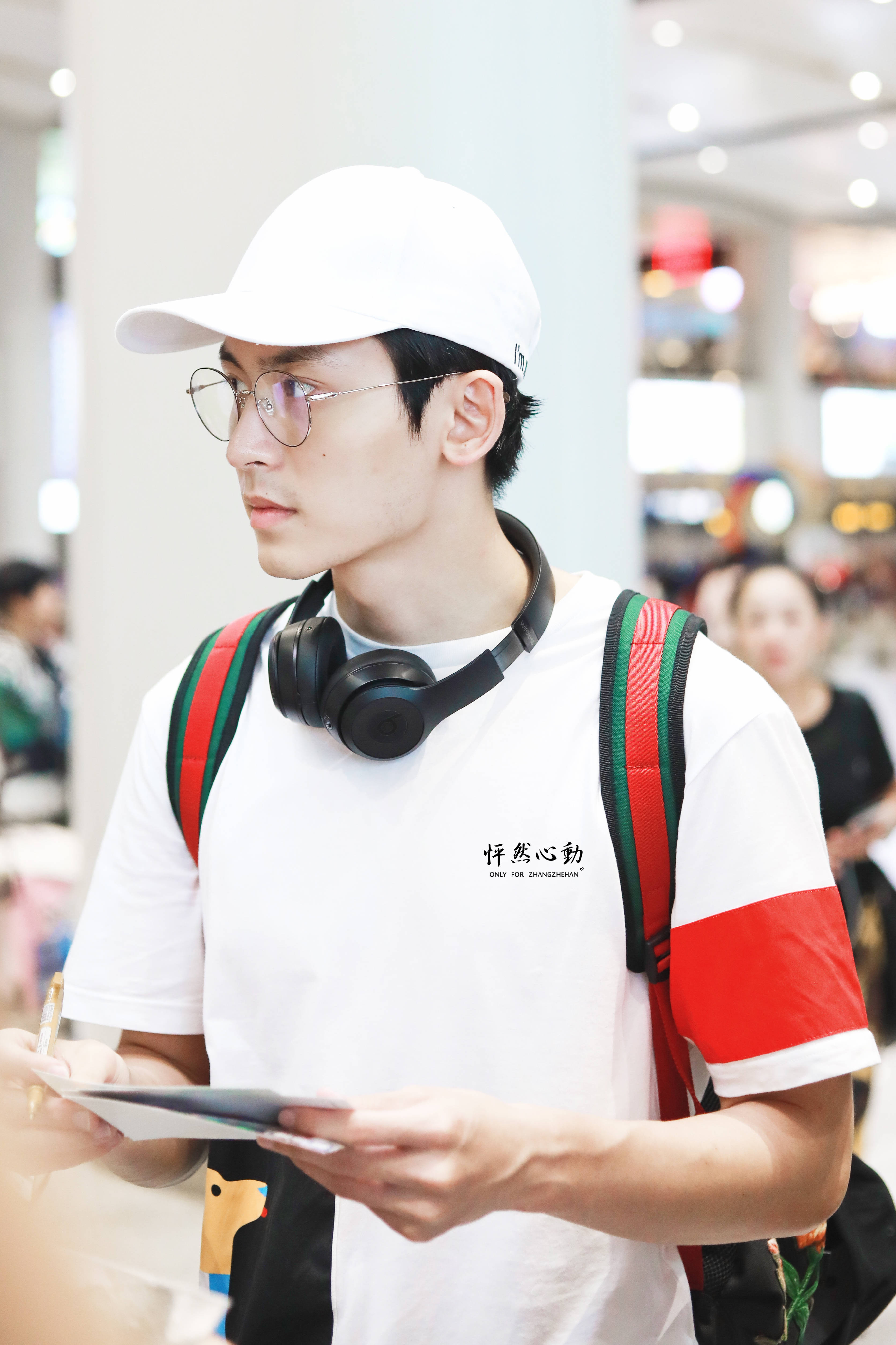 帅气瀚上线,张哲瀚8月8日机场照,戴着眼镜变身斯文书生,撩人