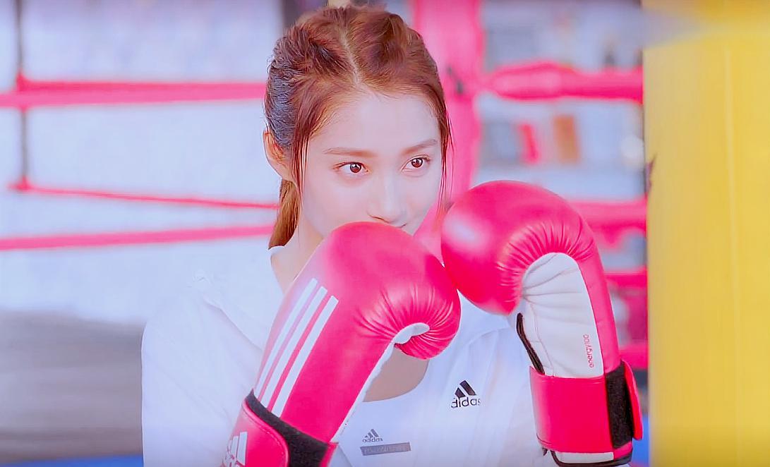 关晓彤《甜蜜暴击》中饰演的方宇,太酷了!