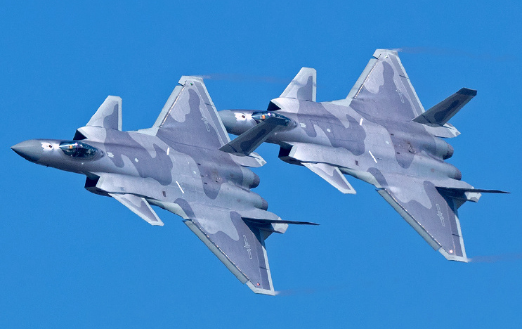 杜文龙这样评歼20,美国人却称其不是危险品,另一边又曝意外大料