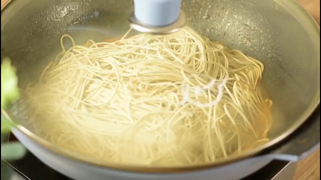 农家乐老师傅的拿手焖面,光面条一天就用掉几十斤,味道太好了