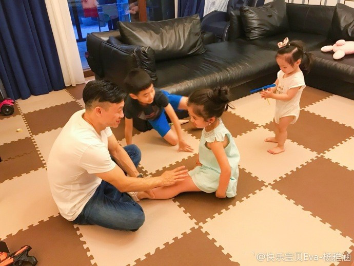 杨威杨云携女儿与友人聚会,晒全家福萌娃超可爱.