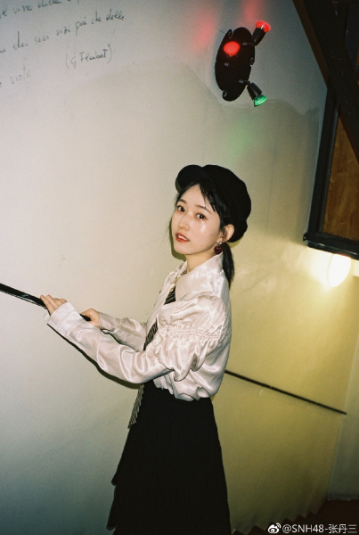 snh48-张丹三随意拍照也很美,女神称自己有"狗啃刘海"