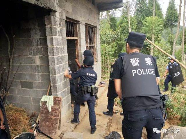 精神病患者服用农药反锁房门 松桃特警紧急破门解救