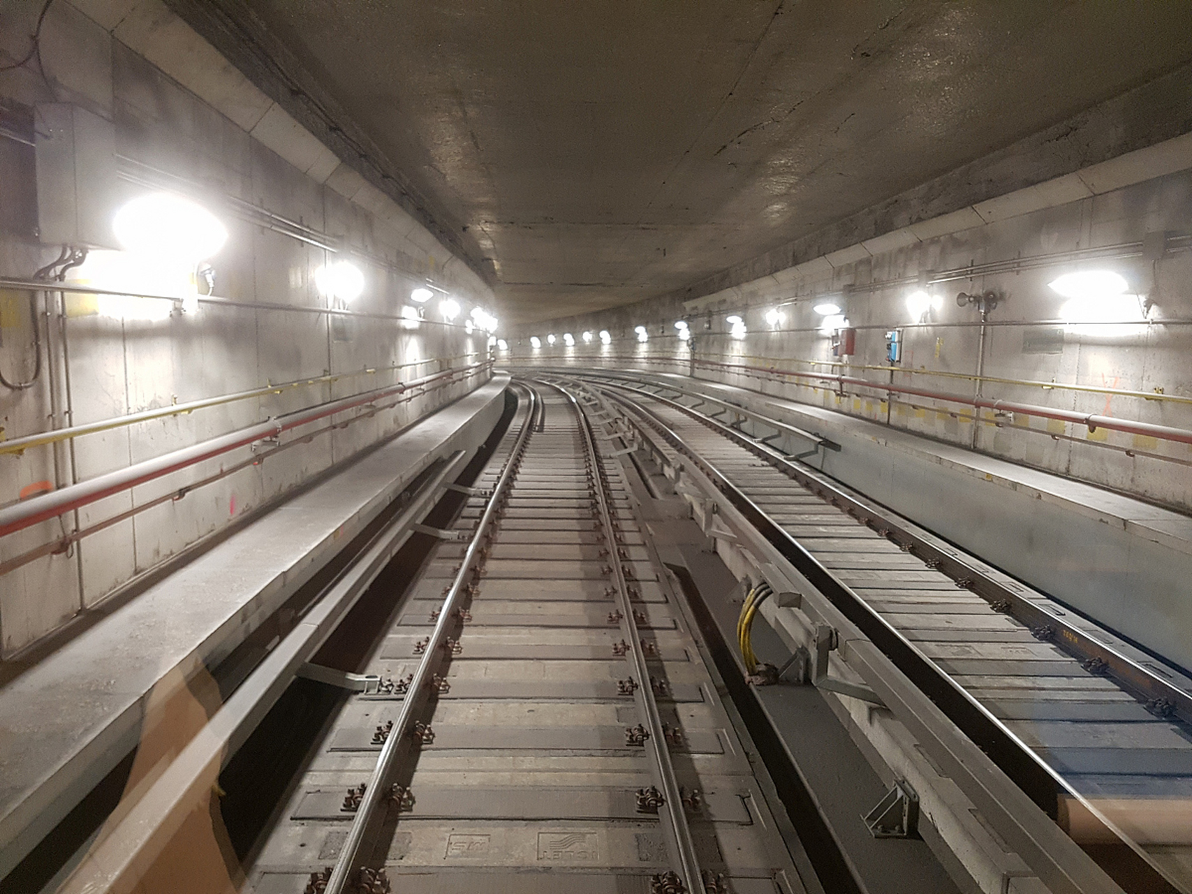 地铁区间疏散平台按紧急程度分为区间应急疏散与区间紧急疏散,区间