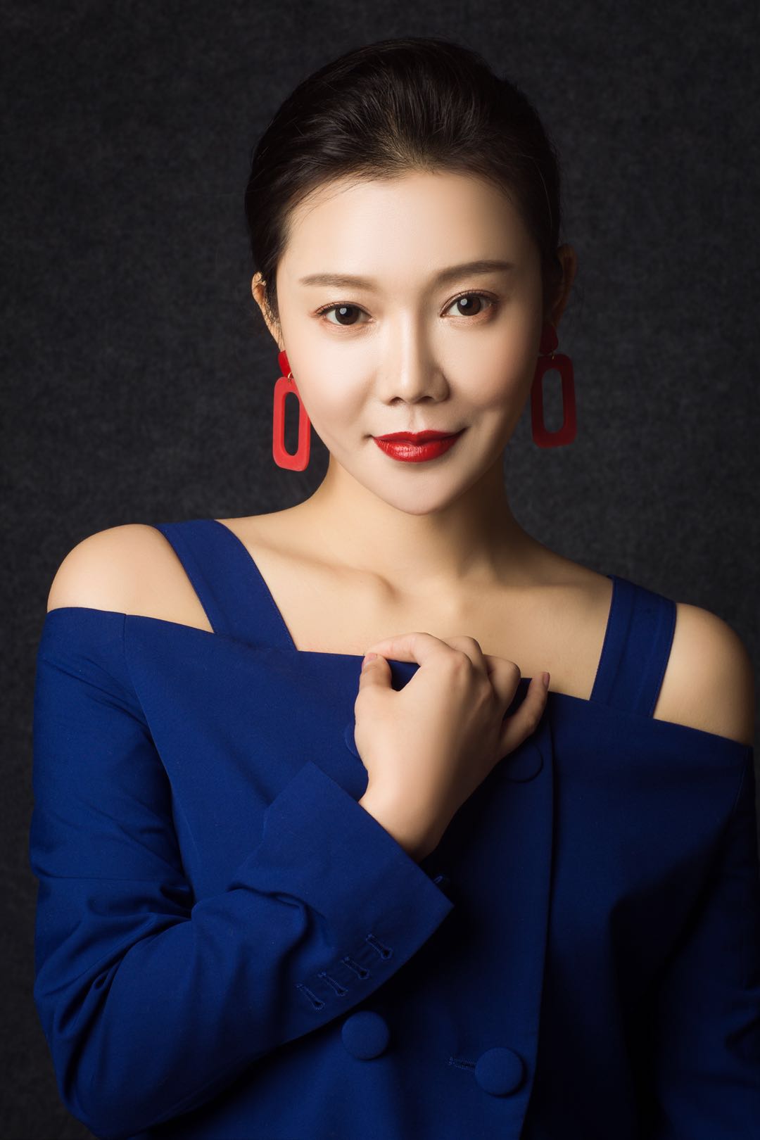 近日,隆莎拍摄了一套新年写真,举手头足之间尽显隆莎性感迷人的气质.