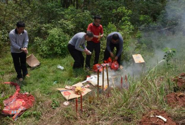 农村风俗:清明节到了,扫墓有讲究,"三禁忌"最好提前知晓!