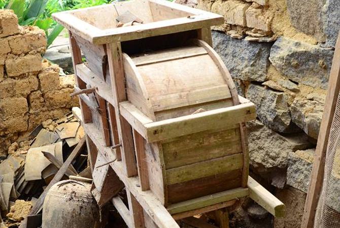 木头制作的打谷机,有多少90后看见过的