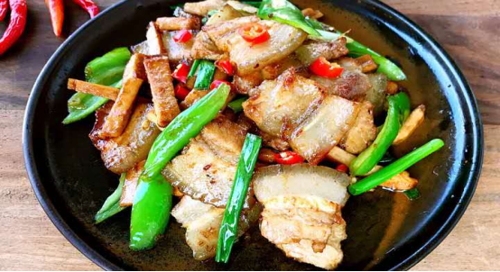 酱香浓郁,味道鲜美,令人回味无穷的酱爆回锅肉