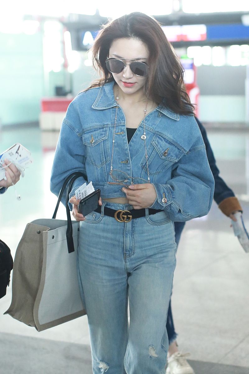 黄梦莹街拍:ysl购物袋gucci穆勒鞋 一身牛仔简约帅气