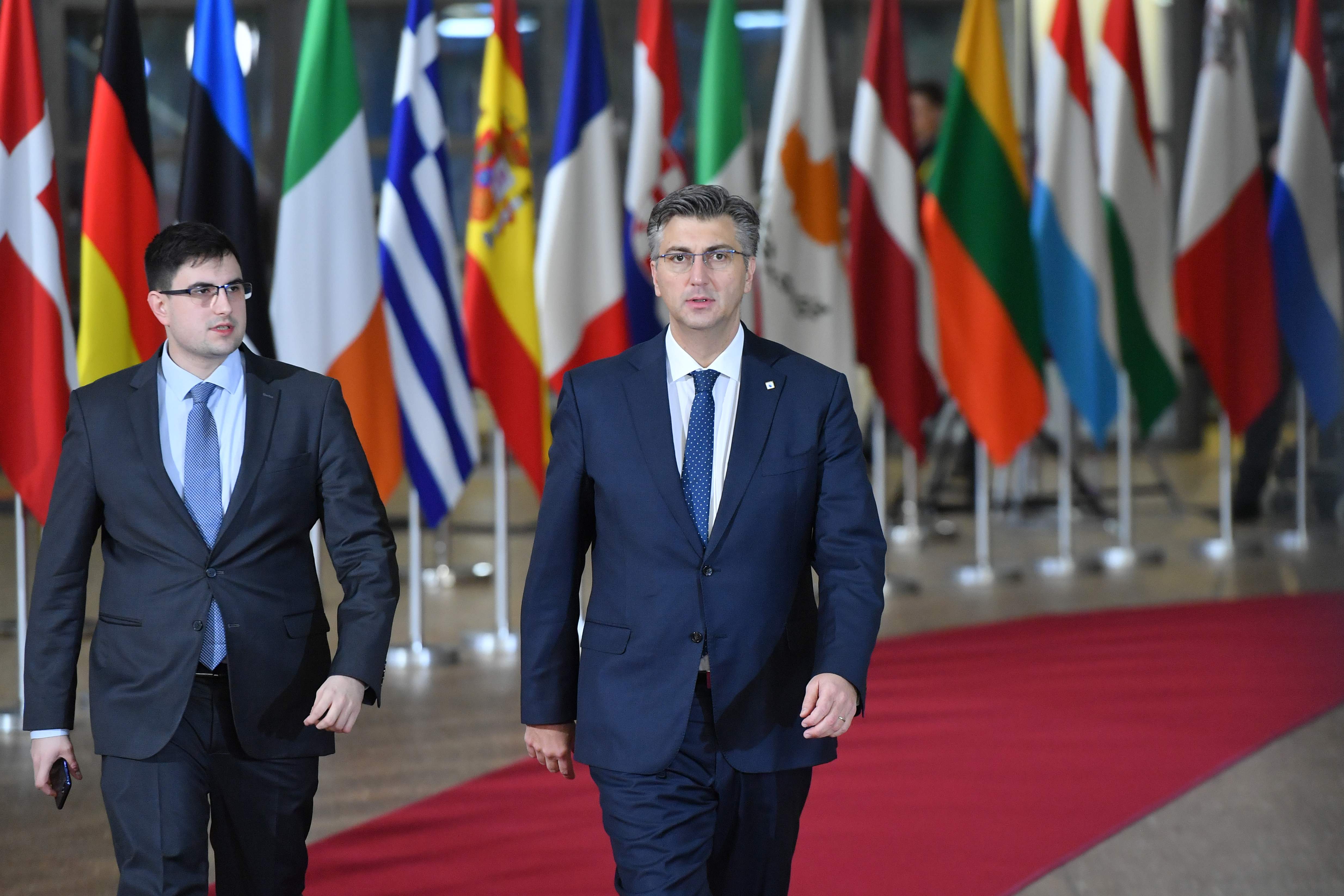 欧盟冬季峰会进入第二天(2)