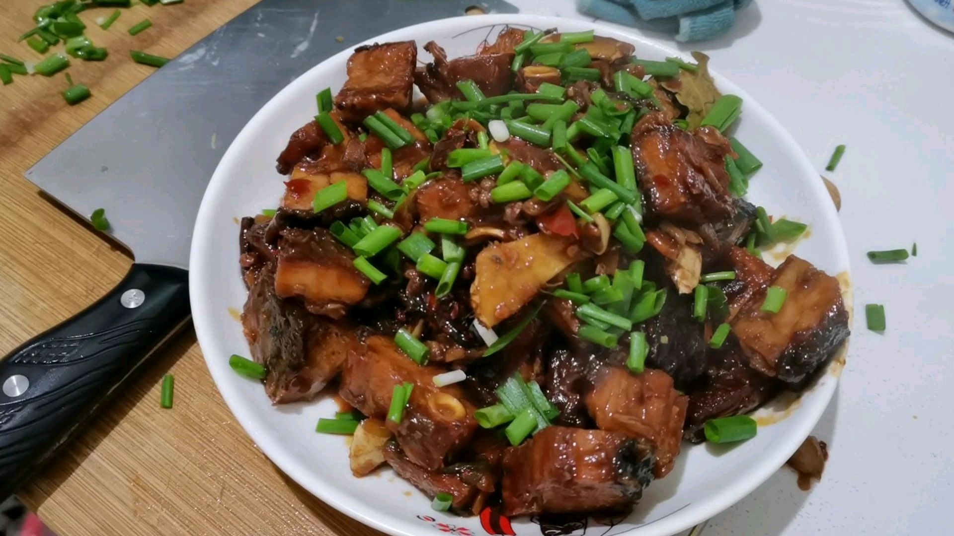 红烧咸鱼太下饭,两碗米饭下肚还想吃