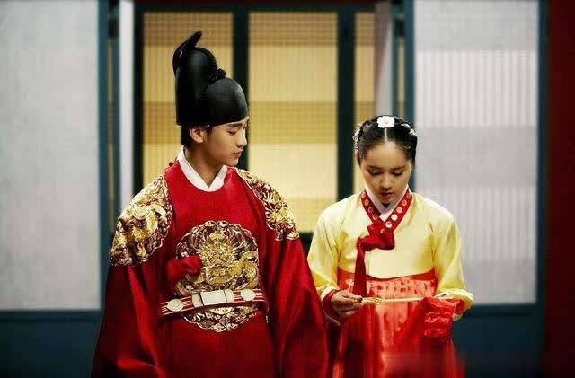 剧情简介: 该剧讲述的是朝鲜王李暄(金秀贤 饰)和巫女月(韩佳人 饰)