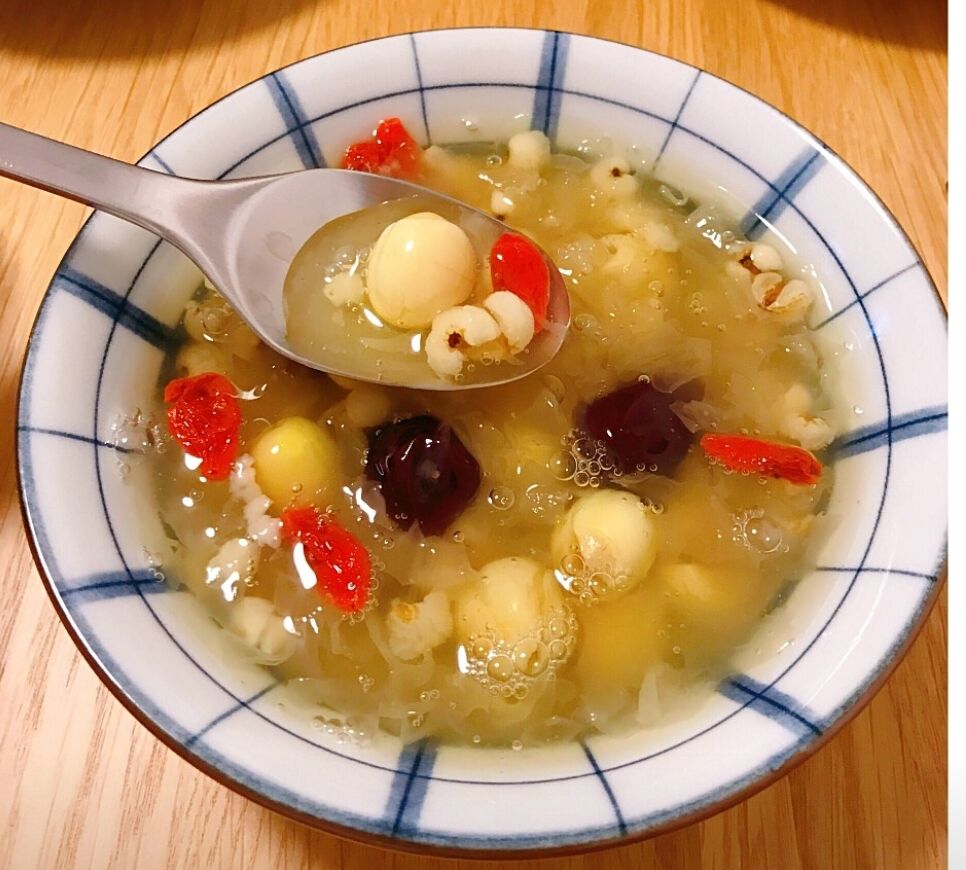 薏仁莲子红枣银耳羹