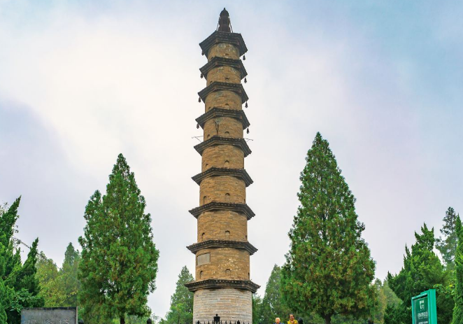 汉霸二王城位于荥阳市东北约17公里的广武山上,两座城址中隔鸿沟,遥遥