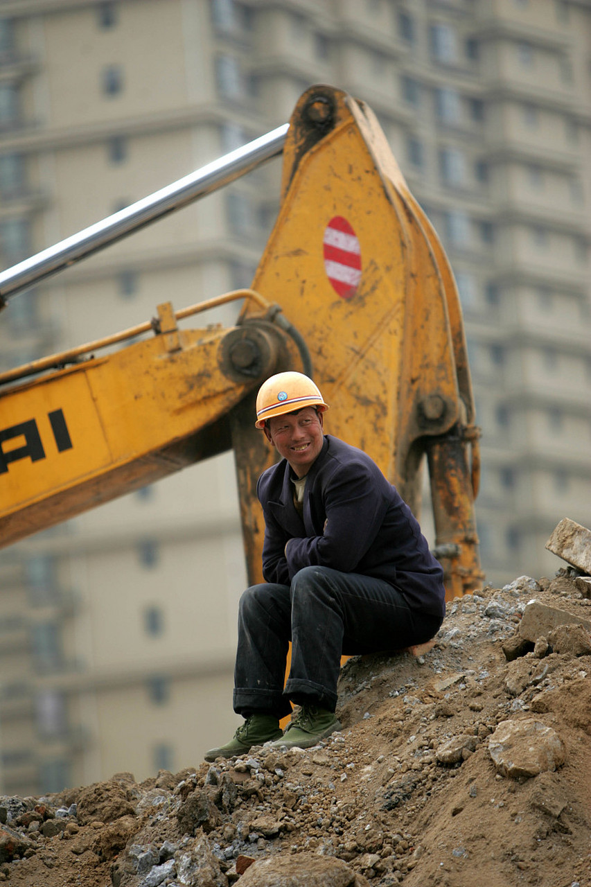 要在烈日下搬砖,砌墙,盖房子,还要挑水,挑砖,挑沙,简直就是超级劳动力