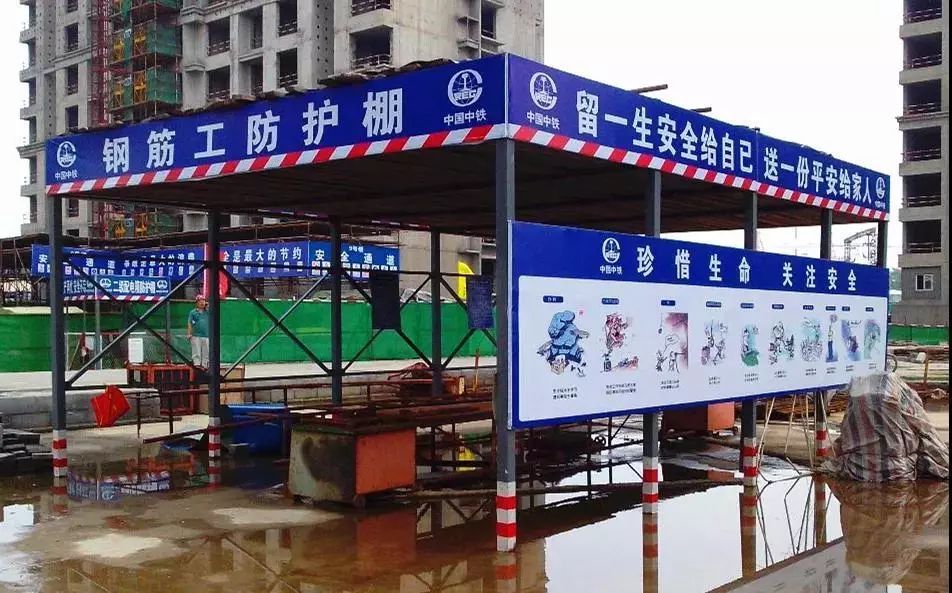 工地上,随处可见的是各种各样的安全标语, 这样的重复提醒,就像网络