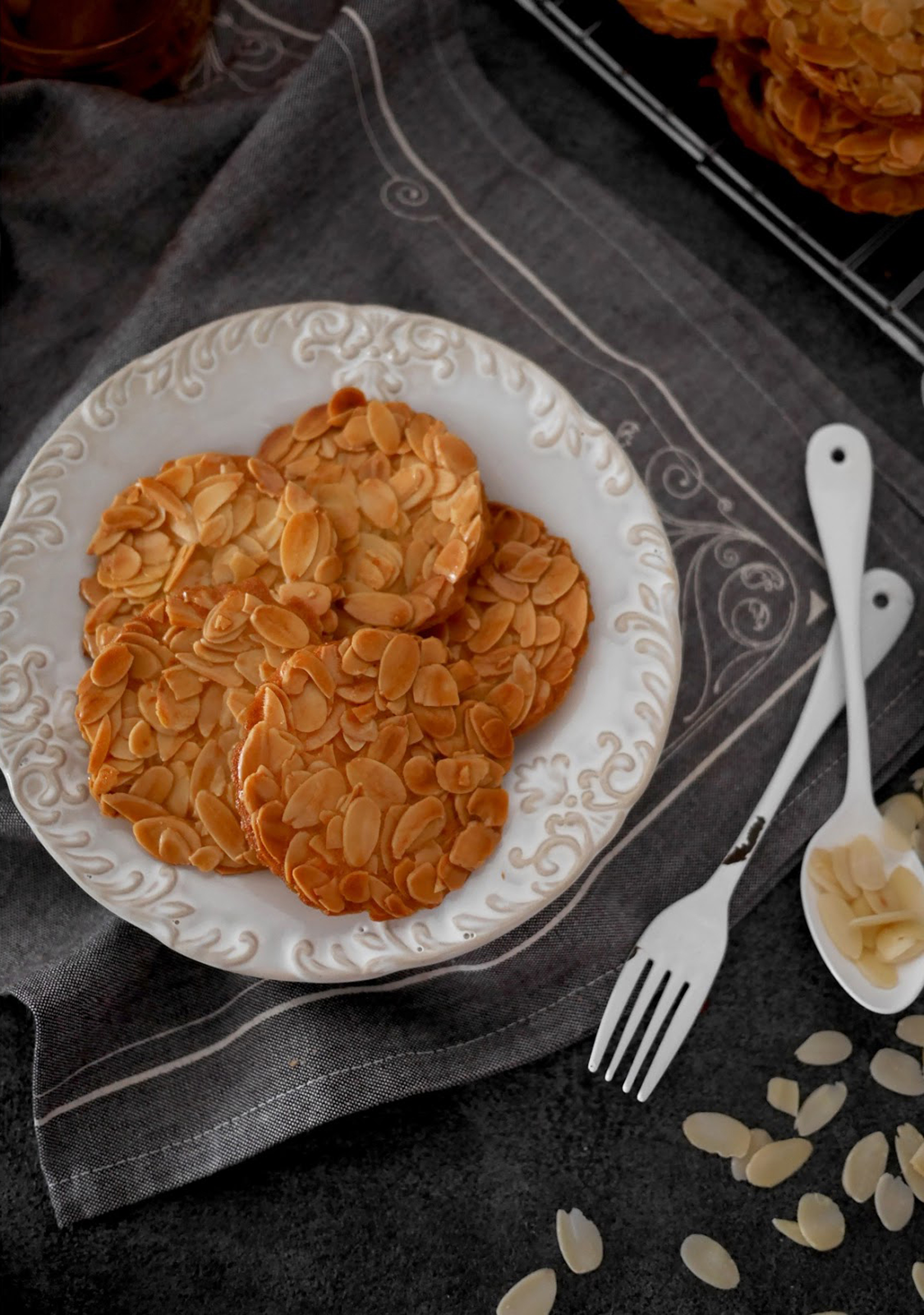 新版杏仁薄饼,略带厚度,凸显杏仁片的存在感,让你一片接一片!