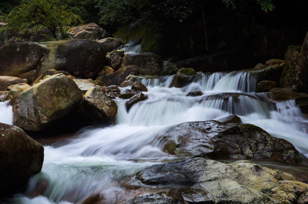 清远英西峰林走廊,上饶大鄣山卧龙谷……细数那些溪流蜿蜒的旅游休闲