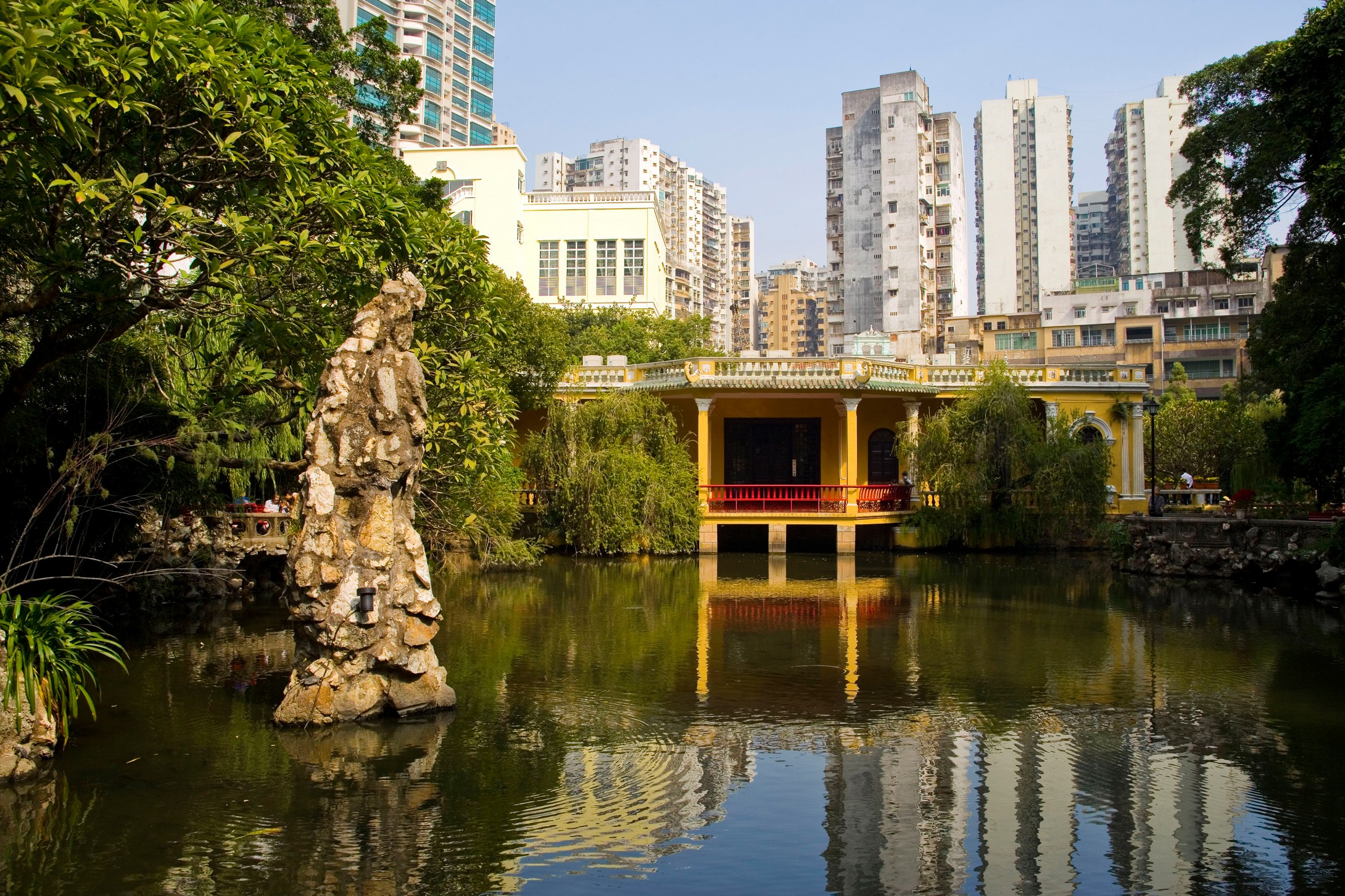 卢廉若公园位于澳门半岛的中部,东望洋山的北麓,罗利老马路与荷兰园