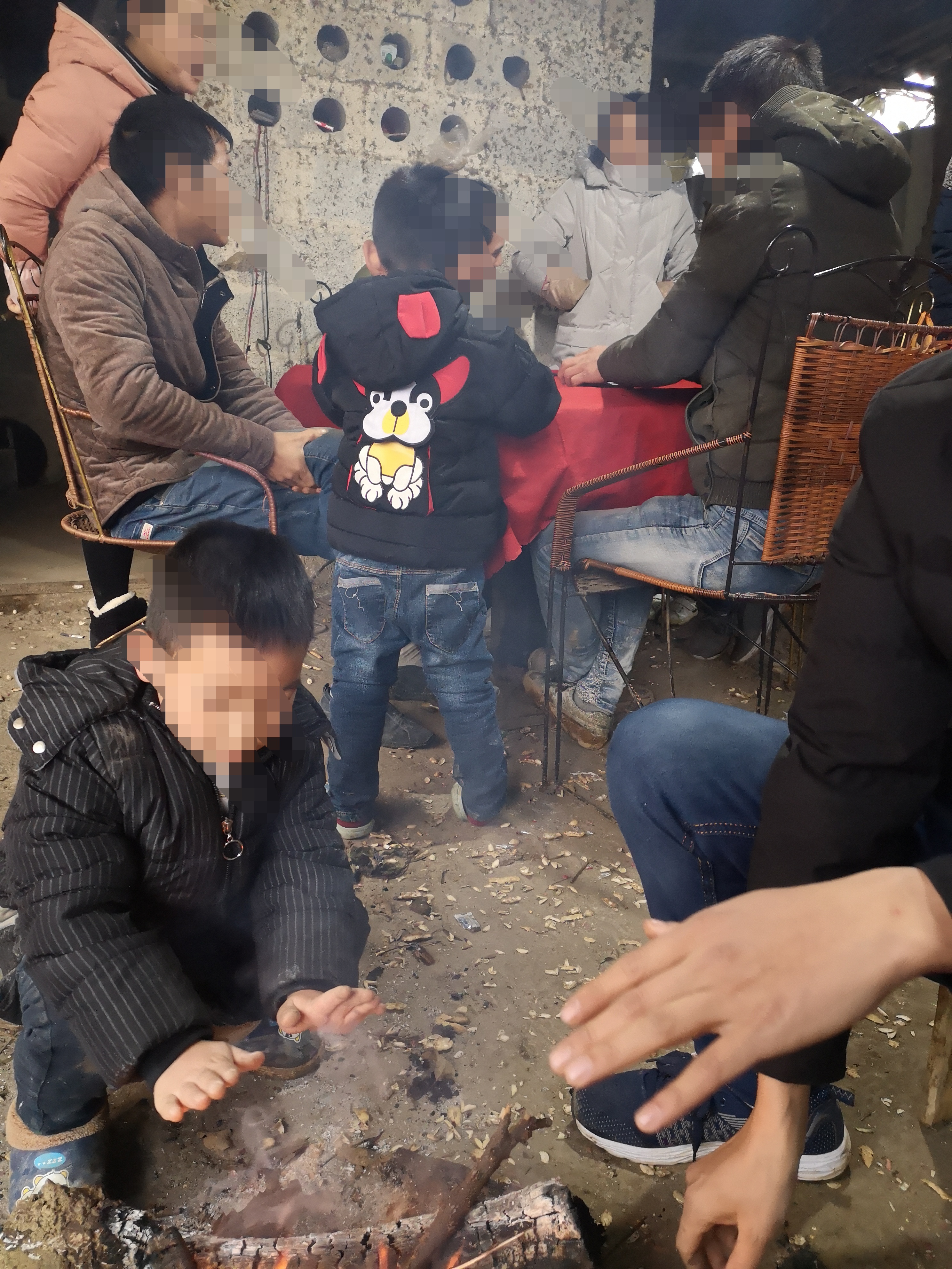 农村家庭供三个孩子上大学一贫如洗,值得吗?专科一个月毕业六千