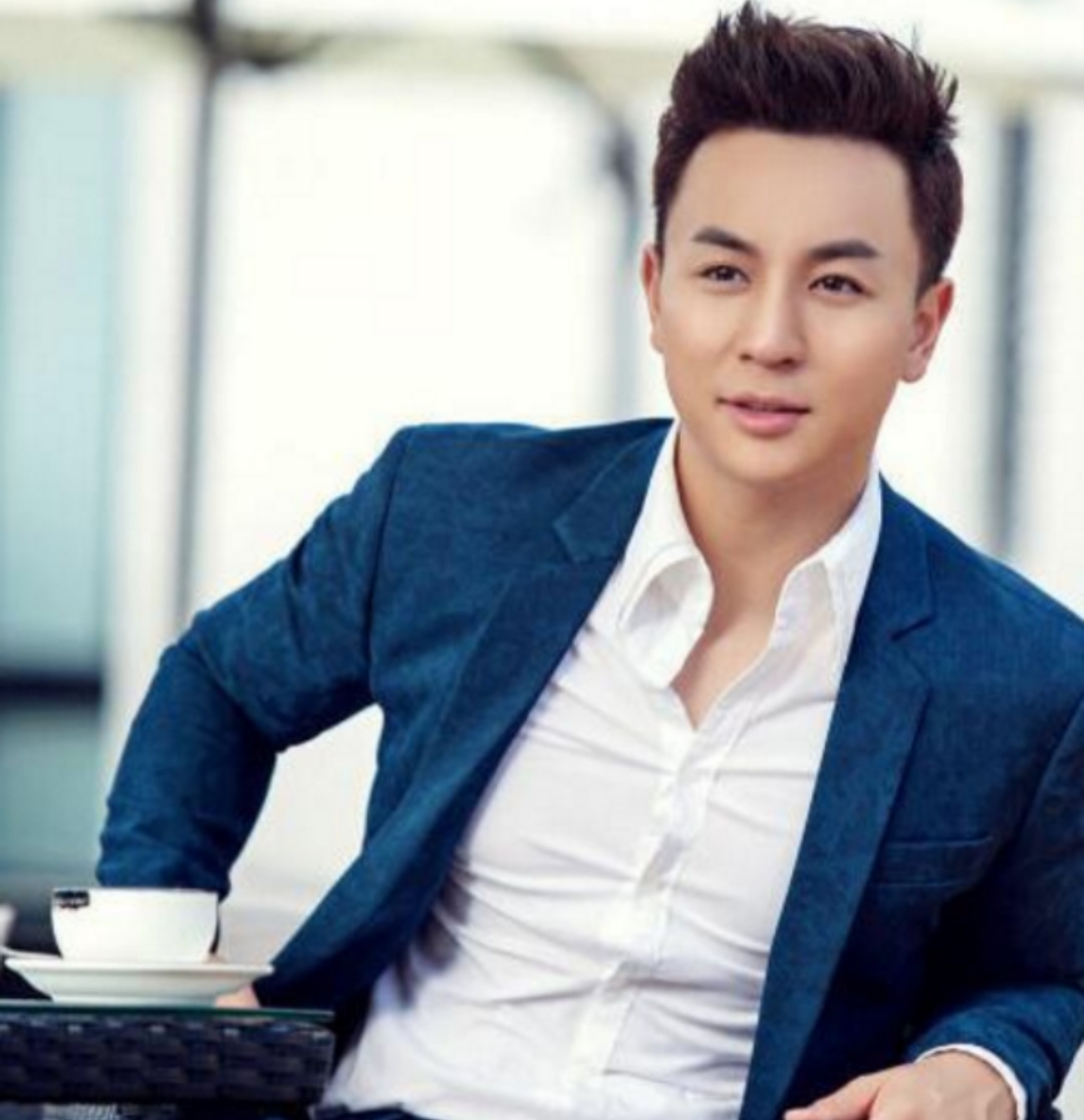 《功夫之爱的速递》中释小龙饰演的霸道总裁非常棒