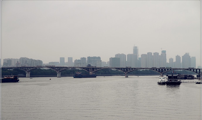 湘江是长沙的母亲河,它由南至北流过韶山进入长沙城