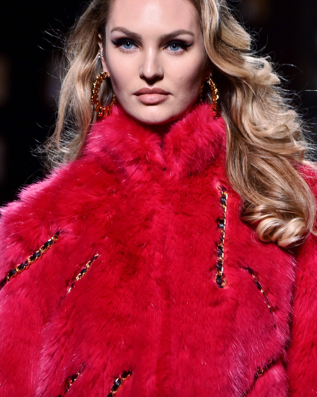 维密天使糖糖(candice swanepoel)为品牌moschino × h&m联名系列走秀