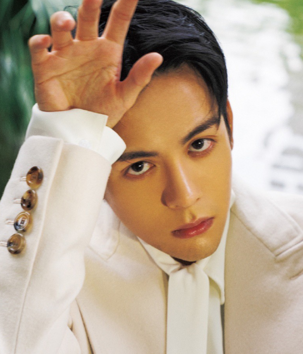 曾舜晞白色西服高冷帅气图片,彰显成熟的风格,阳光帅气