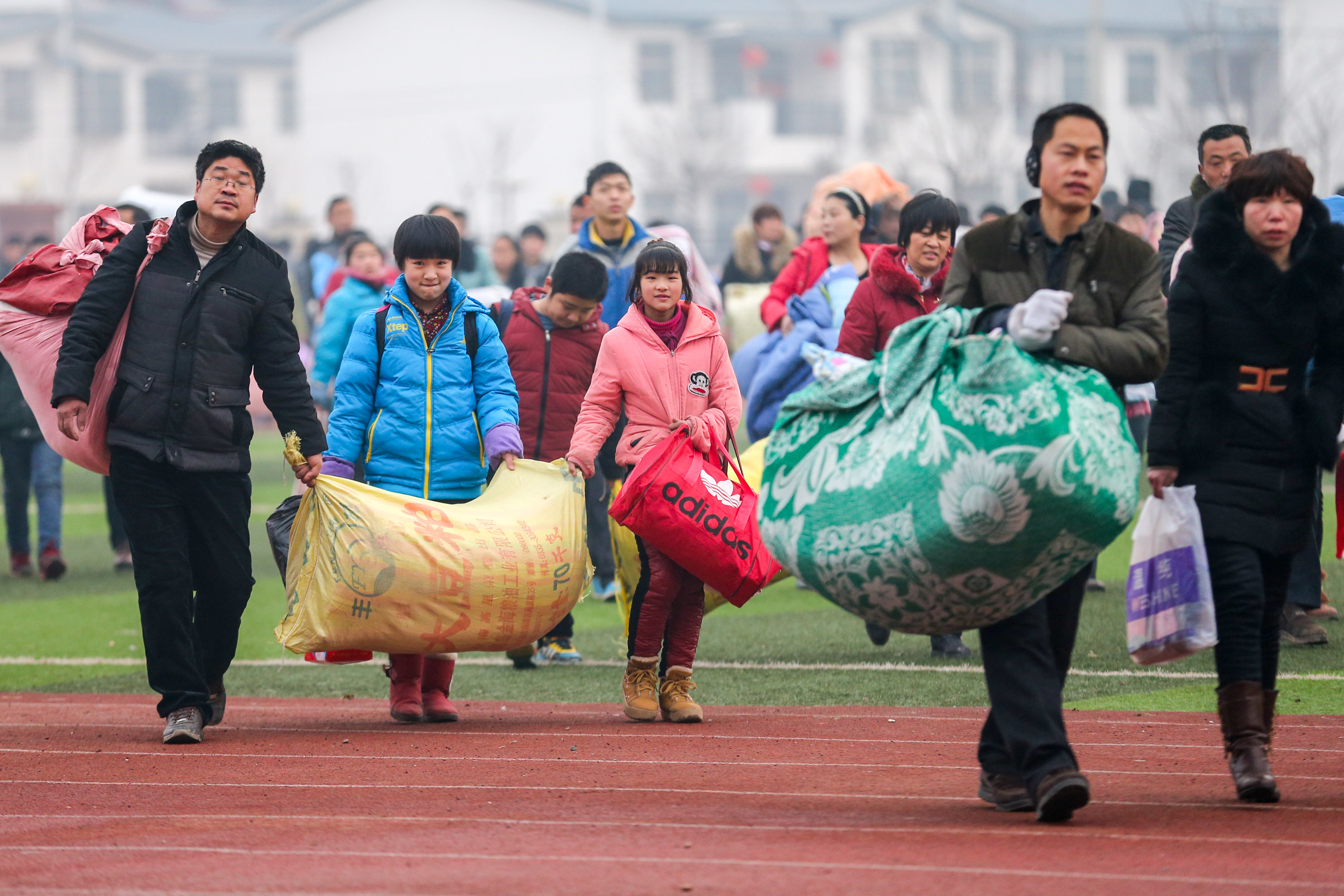 过年啦!农村初中学生放寒假,接孩子的父母比学生还多,感动人!