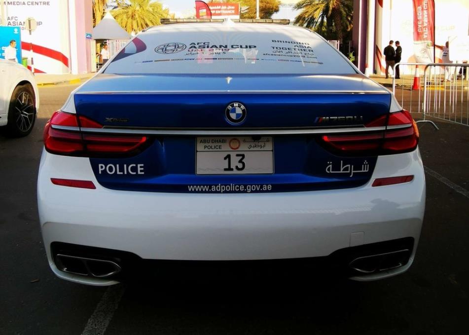 国外警车亮相街头,国内游客在酋长门口拍到大g