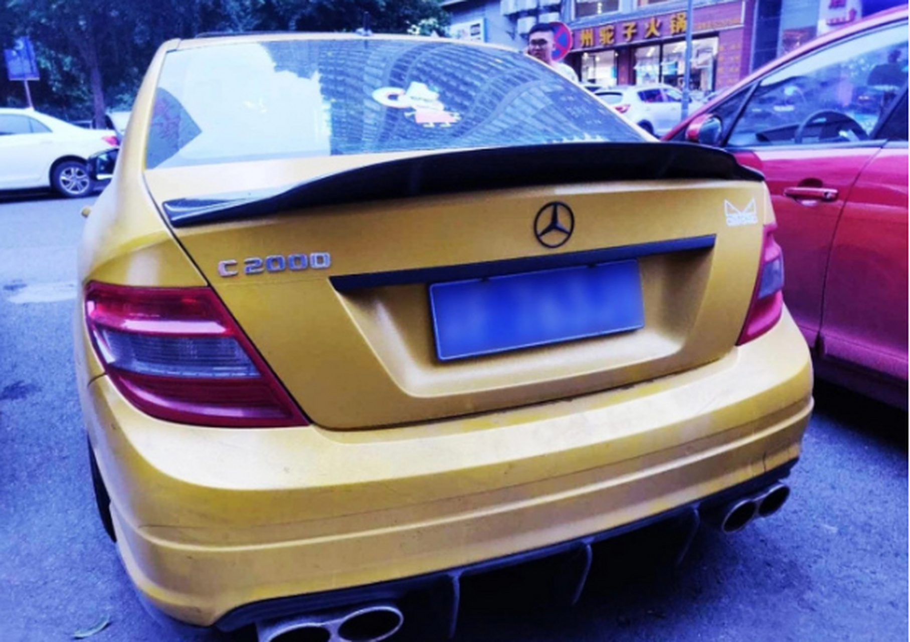这辆奔驰c2000有点不一样.