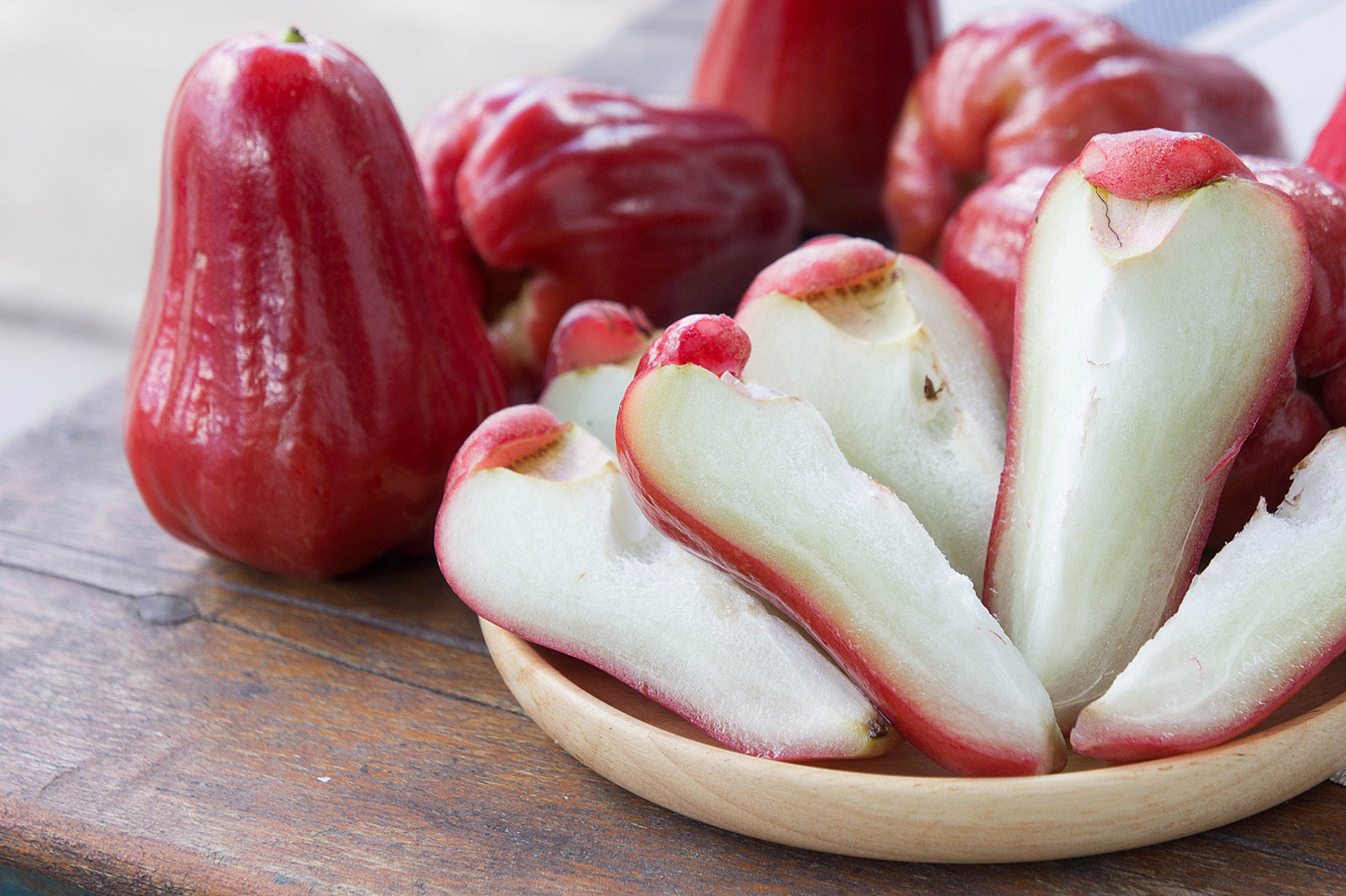 莲雾果是热带常绿乔木的果实,原产于马来半岛及安达曼群岛,我国广东