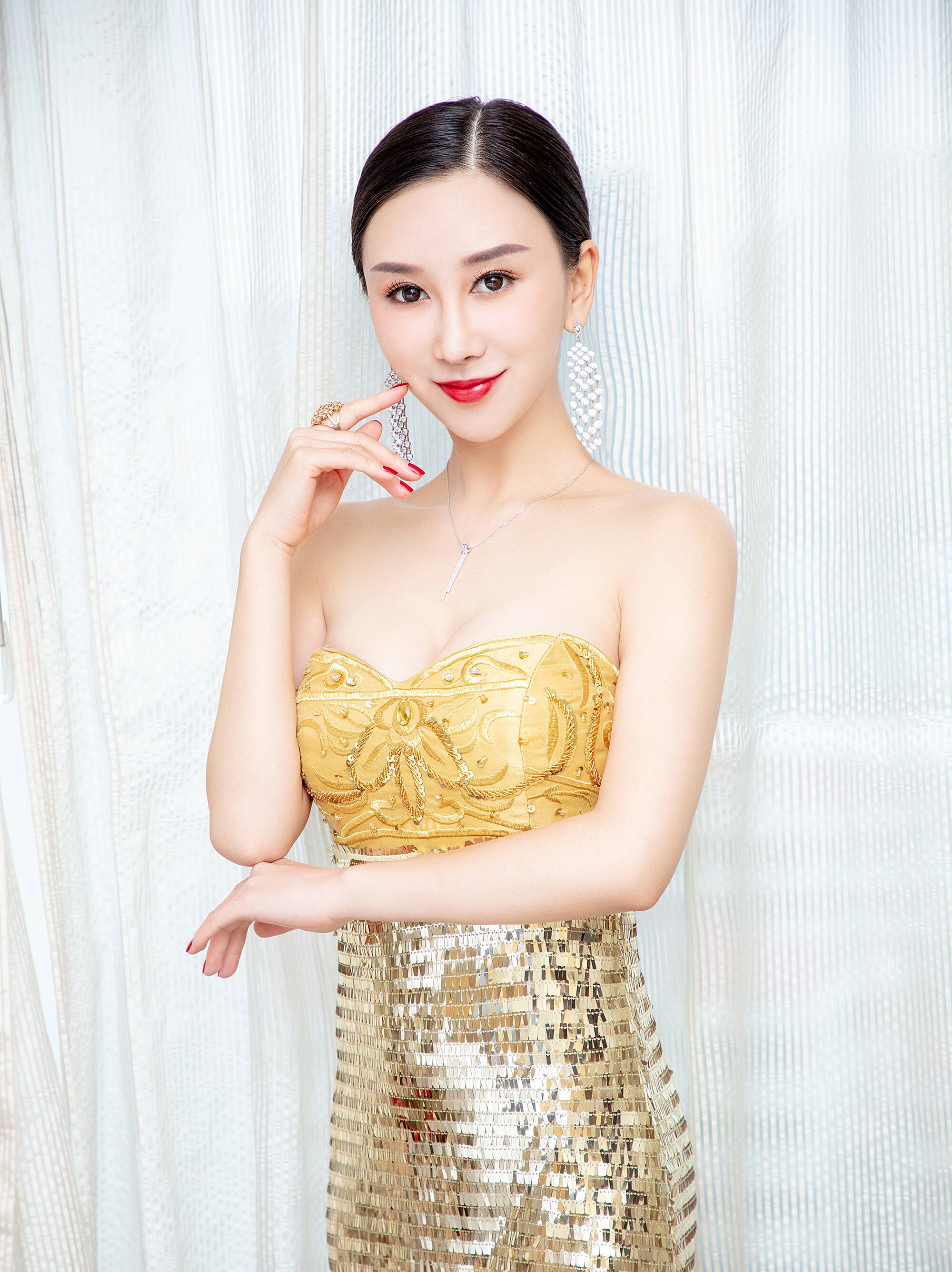 人像摄影:如花似玉的女子,一袭修身鱼尾裙,华丽高贵