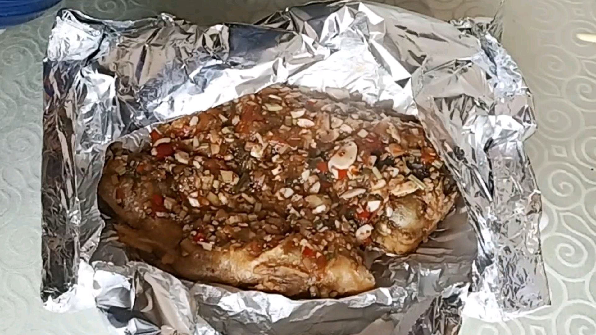 用1张锡纸和1条鲈鱼,做一道酸汤锡纸烤鲈鱼美食,饭没吃完鱼没了