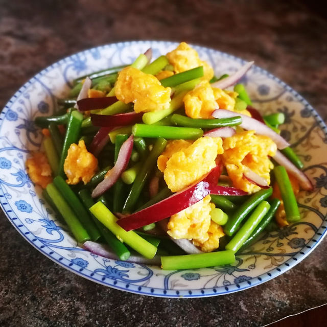蒜苔圆葱炒鸡蛋,鸡蛋香而不腻,真是太好吃了!