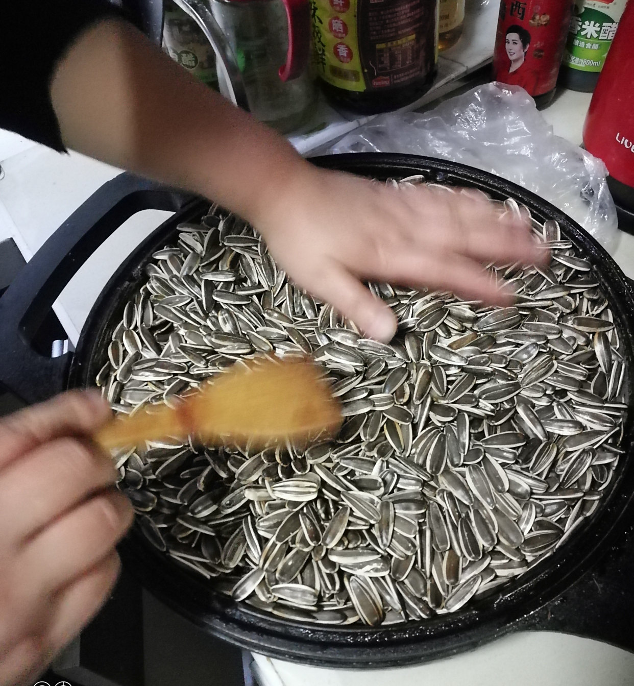 再过三分钟左右第三次打开,瓜子水分已干,微微有些变色,这个时候基本