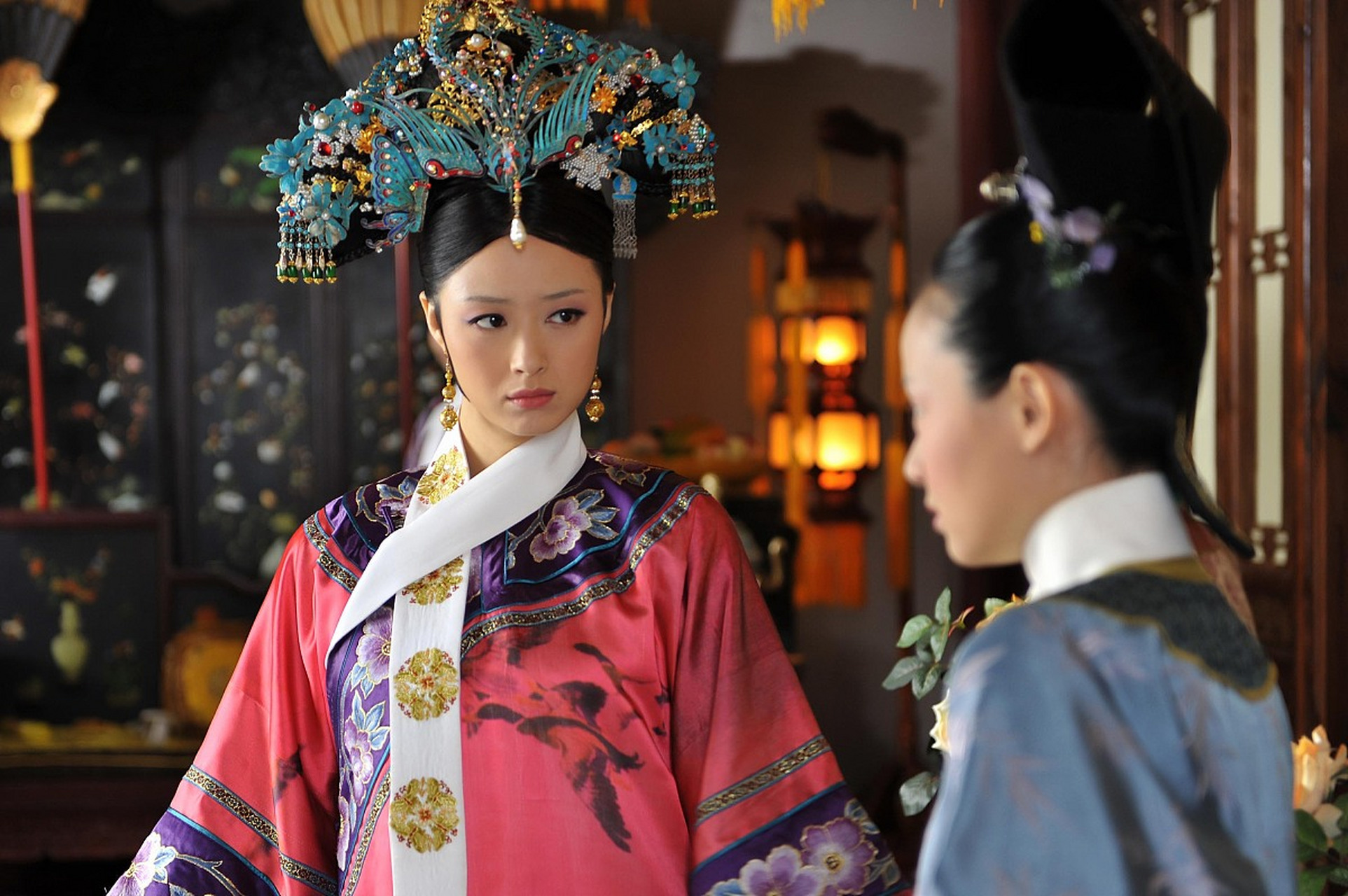 《甄嬛传》是一部深入人心的宫廷史诗,以其精致华美的画面,扣人心弦的