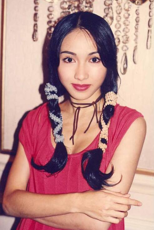 黎姿年轻时照片:绑着两个马尾清新可爱,一对迷人小酒窝真好看!