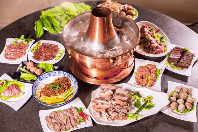 北派火锅大多是清汤,食材主要以肉食为主,在冬天非常的暖身体.