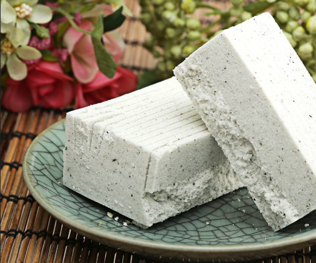 云片糕:传统糕点美食,质地滋润松软,口味香甜细腻