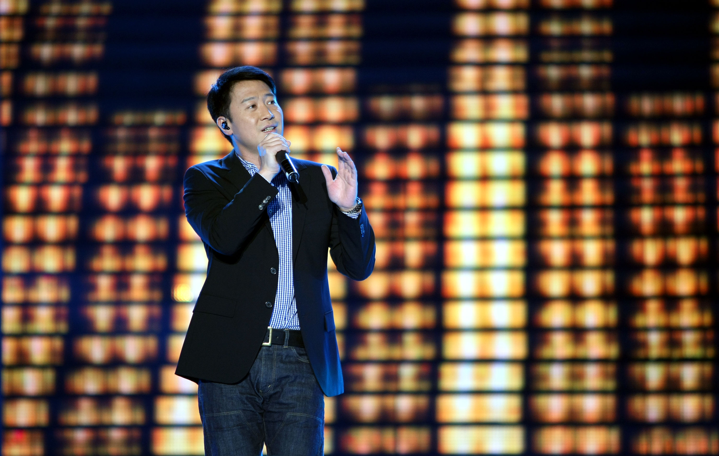 黎明曾经作为四大天王之一的黎天王,凭借着自己帅气的外表,清纯的嗓音