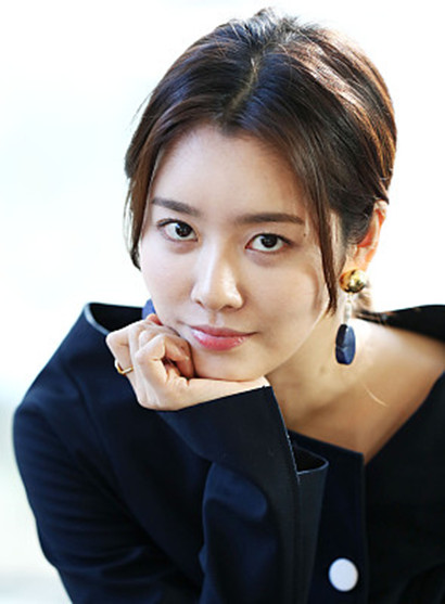 车珠英最新写真曝光展优雅气质,托腮撩发散发成熟女人味