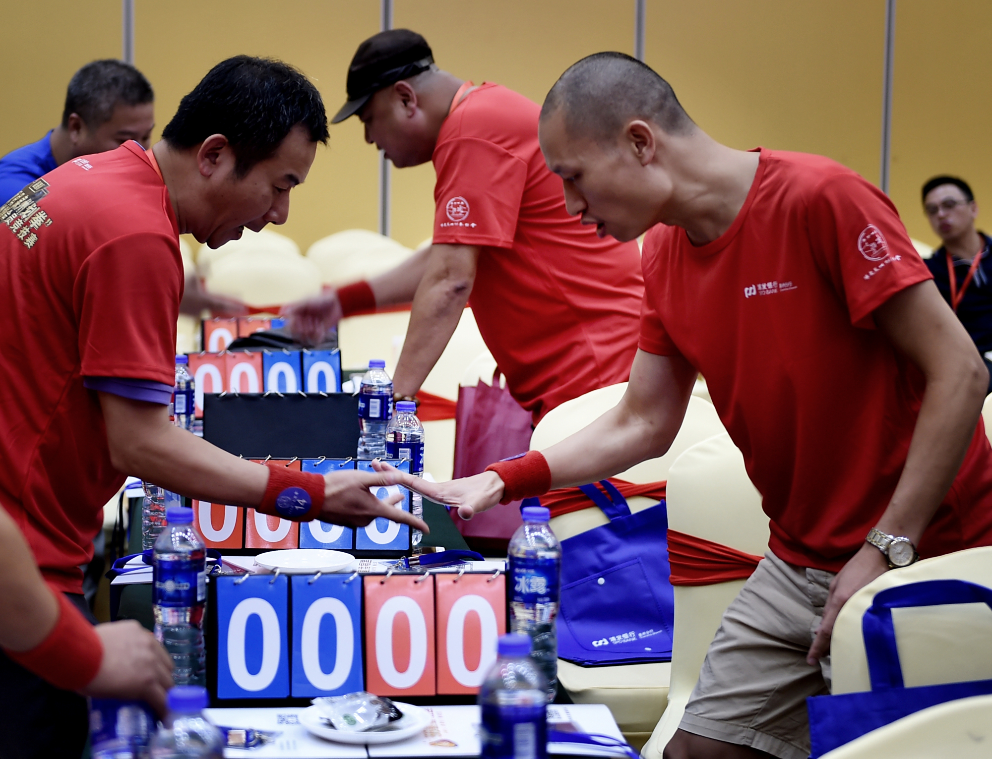 80人激战!杨超雄获得"拳王"称号,昨天泉州这场划拳赛真地道