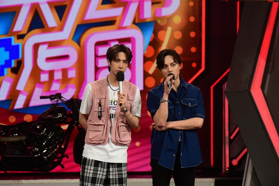 王一博深夜晒尹正丑照,反被网友晒出雷人红孩儿造型