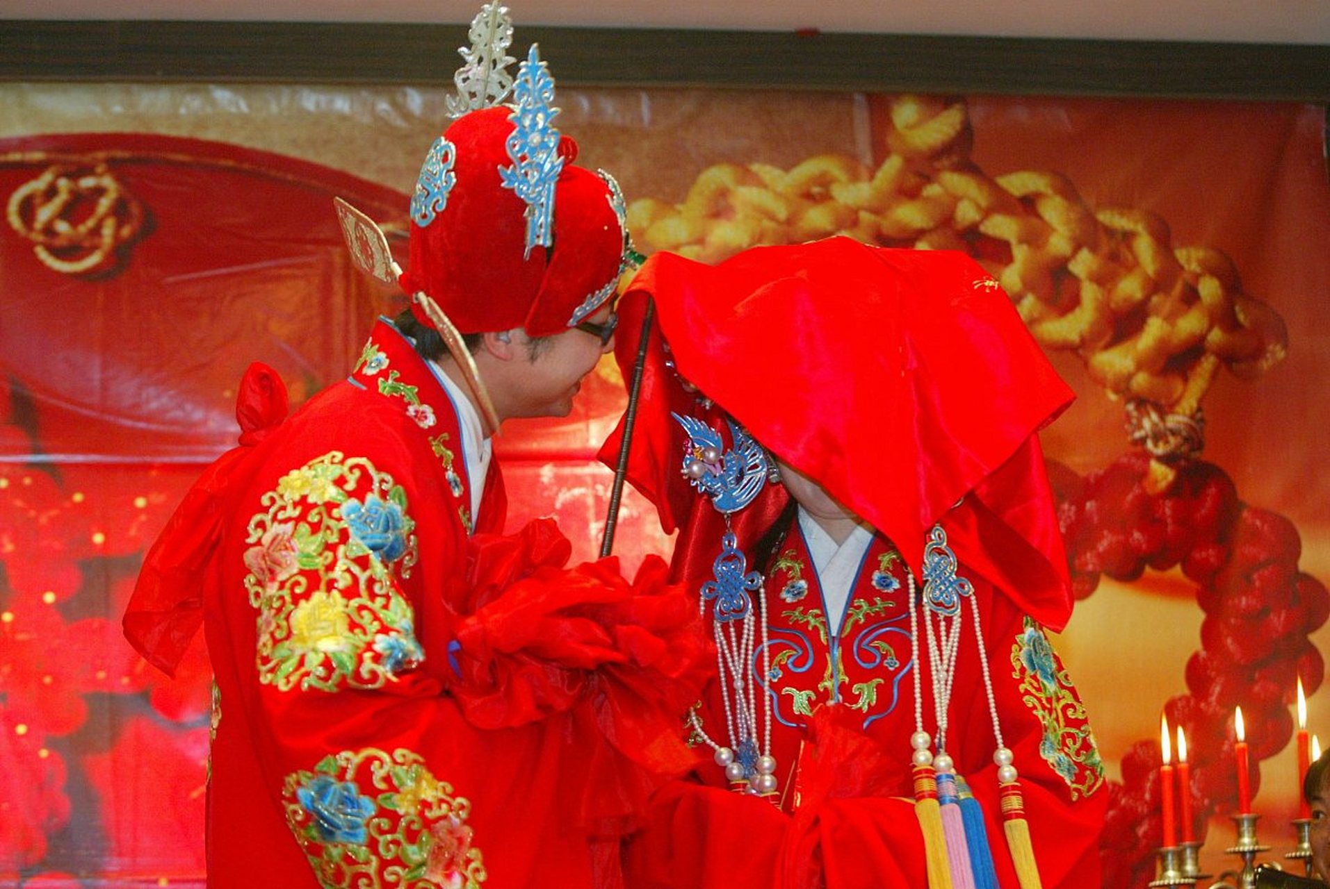 和矛盾的情境,一位母亲在女儿的婚姻观念与自己的期望之间摇摆不定